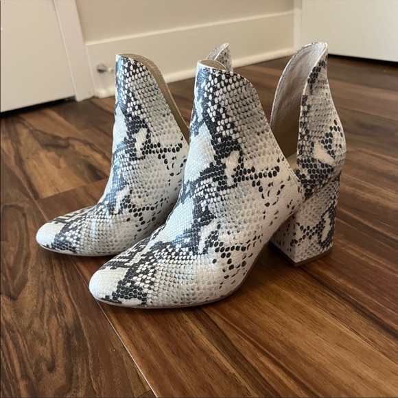 Steve Madden Snakeskin Bootie Size 10 - Picture 3 of 10